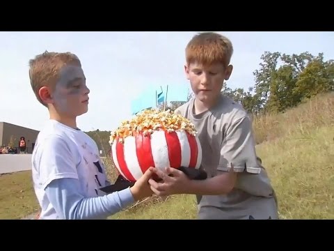Тыквы с катапульты: как праздновали Хэллоуин в одной из школ США (новости)