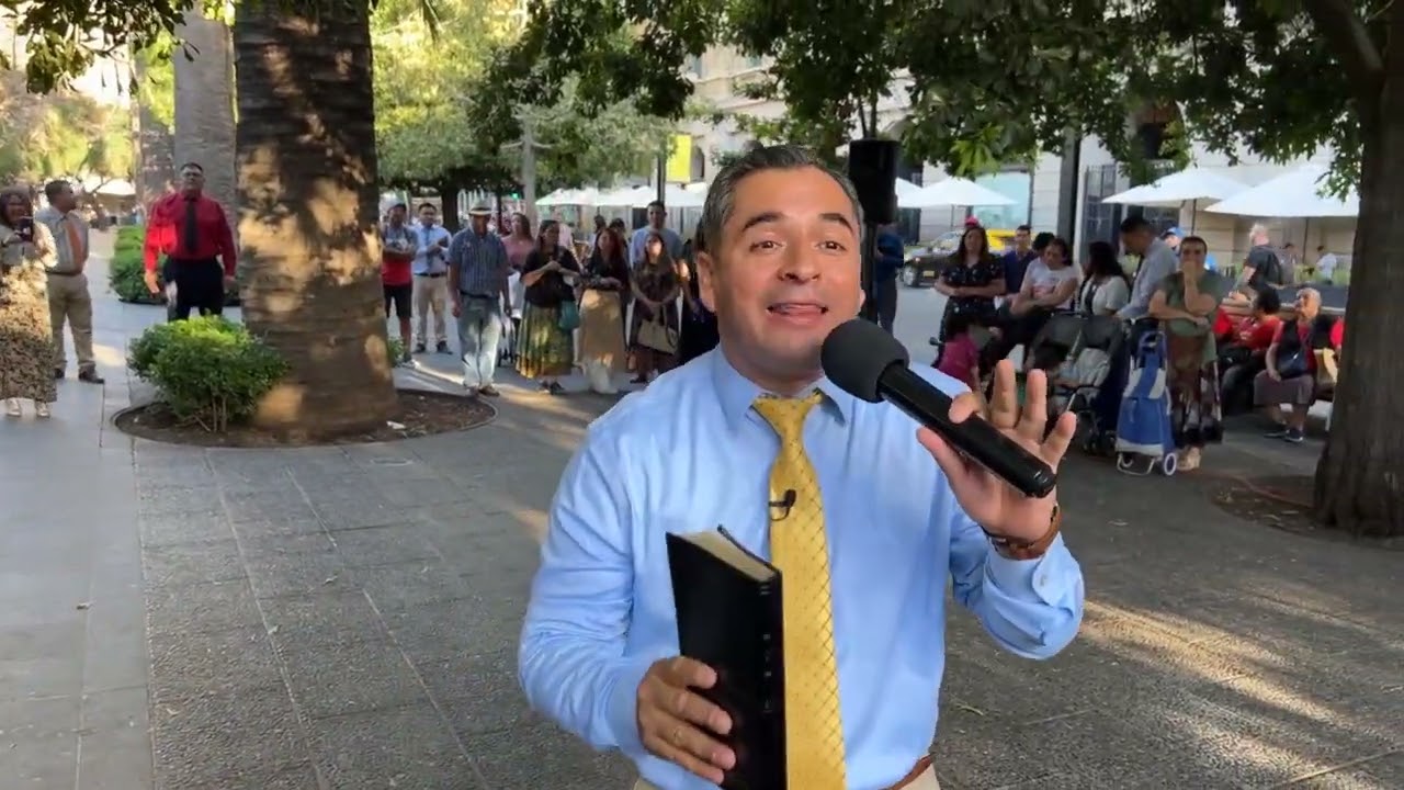 EVANGELIZANDO EN LA PRINCIPAL PLAZA DE SANTIAGO, CHILE 🇨🇱 PASTOR HUGO ALBORNOZ