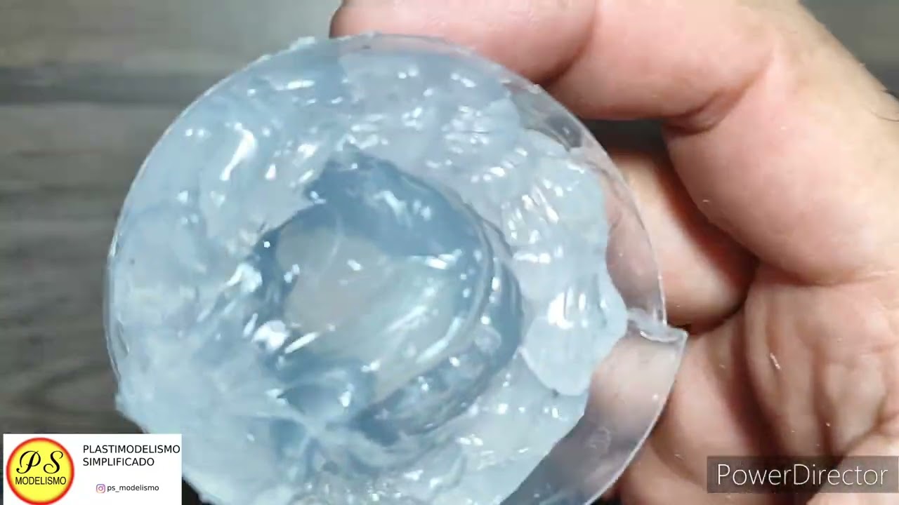 testando silicone industrial para a confecção de moldes.