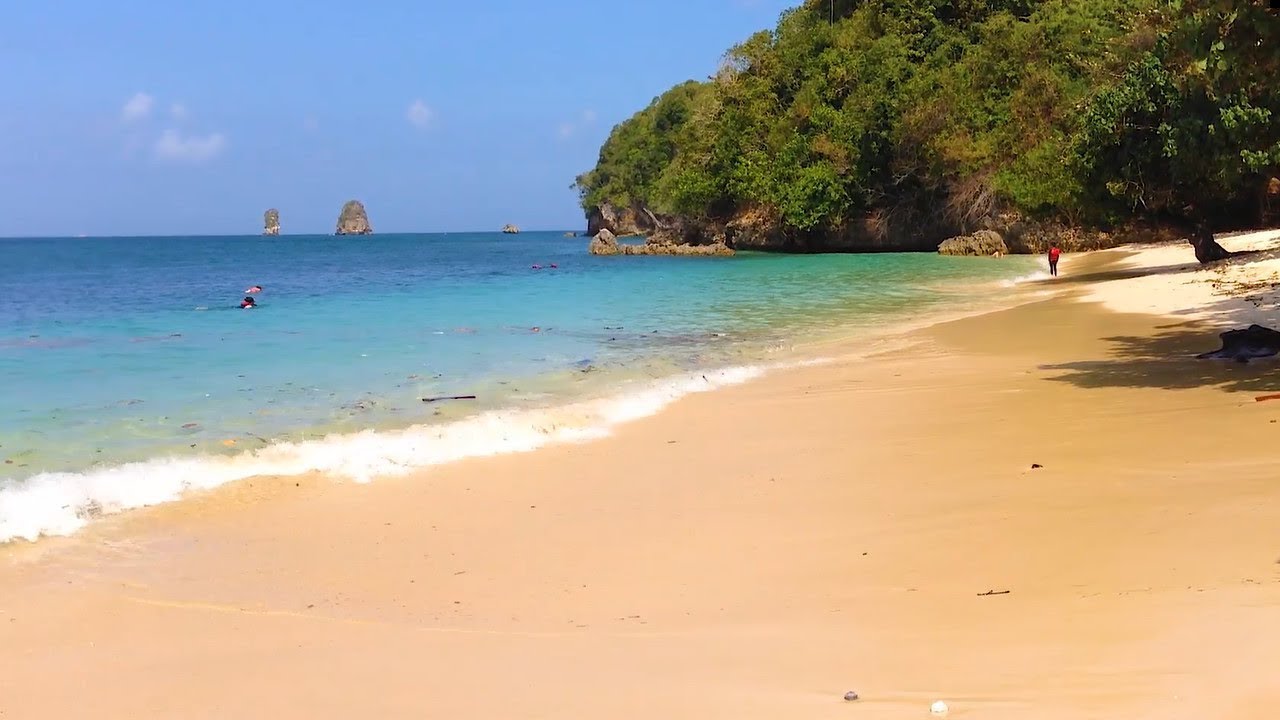 Pantai 3 Warna dan Pantai Gatra, kab. Malang, Jawa Timur