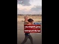طفل من غزة يواصل السير وهو يحتضن شقيقته الرضيعة نحو الجنوب