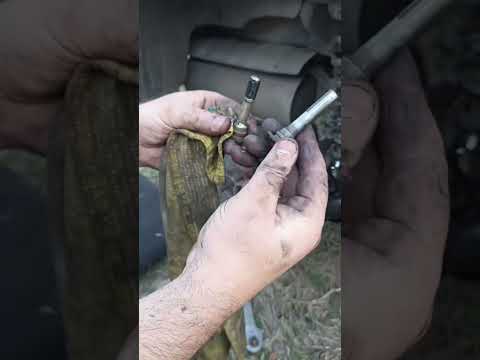 Замена задних тормозных шлангов ремонт тормозной трубки Toyota Corolla e120