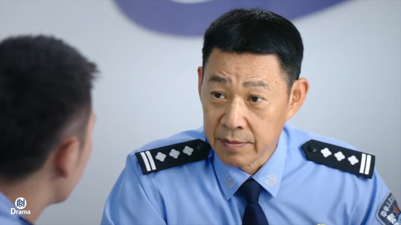 渣男囂張當眾打老婆，民警除暴安良反被逮捕，下秒驚動大領導