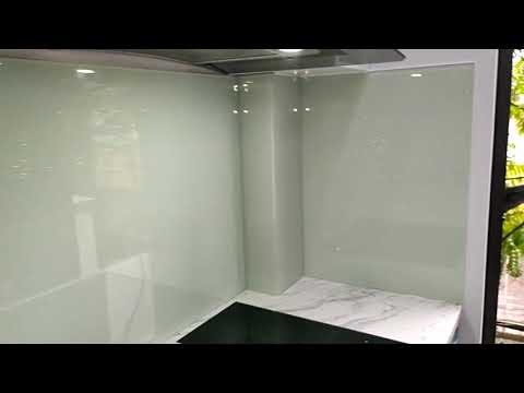 Video Kính ốp bếp Màu Trắng Sữa kim sa Hải long lắp đặt Tại... - youtube
