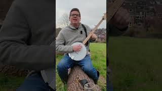 Here I demonstrate some melodic clawhammer banjo techniques peeling ourselves away from the bum dity