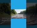 Carro atravessa estrada, sobe em árvore e capota na Inglaterra