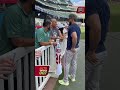 Wilyer Abreu🇻🇪 firmando la camisa de campeones del Clásico Mundial⚾️