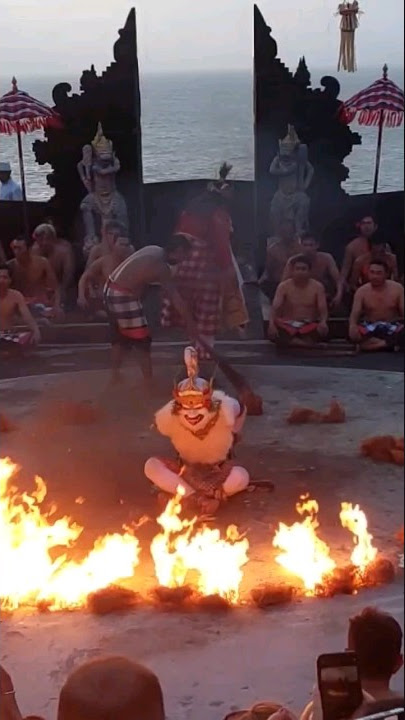 Aksi Hanoman di tengah Api yang berkobar| Tari Kecak Uluhwatu Bali
