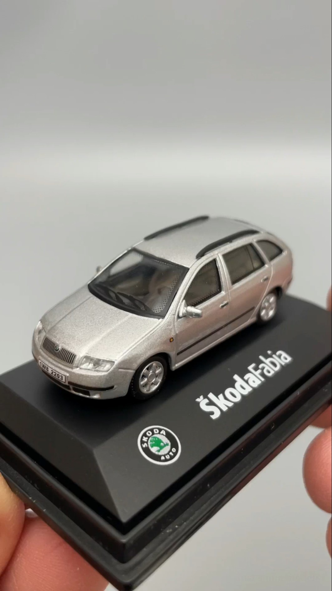 1:72 Skoda Fabia I estate model car by Abrex - YouTube