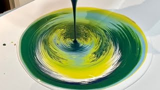 Mesmerizing Acrylic Straight Pour Creates Stunning Visuals - Fluid Art