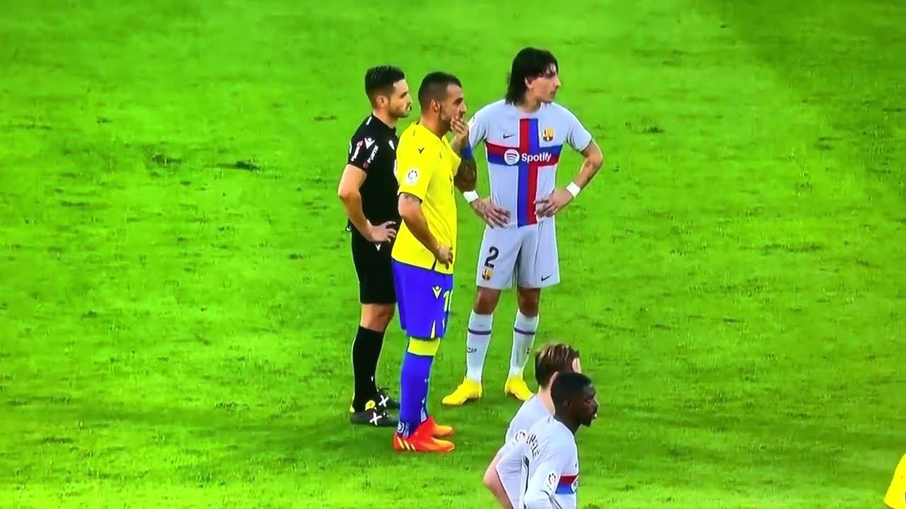 CADIZ VS BARCELONA STOPPED DUE TO FAN SUFFERING IN THE STANDS (CAD0-2BAR)