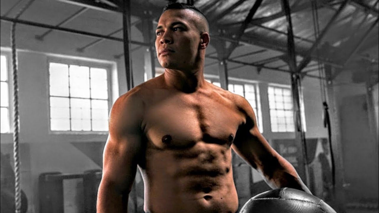 Чеслин Кольбе подпрыгивает на игроках весом более 40 кг 💪