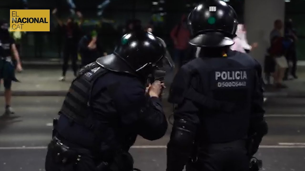 santi vila el nacional Mosso dispara una pilota de foam a un manifestant
