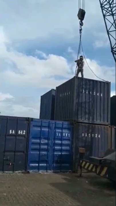 Beginilah Cara Bongkar muat Kontainer Buruh Pelabuhan