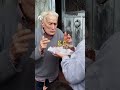 Cumplió 93 años y sus alumnos lo sorprendieron 😭