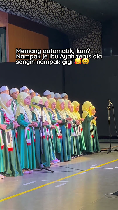 Awak yang hujung tu, lambai ke apa eh? 😂😅