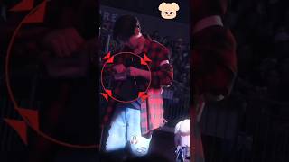 Seungmin removes the photocard holder from his shirt🤭 #seungmin #straykids