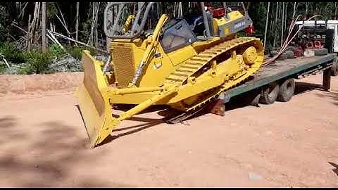 Bulldozer Unloading from Lowboy Trailer – Heavy Equipment in Action