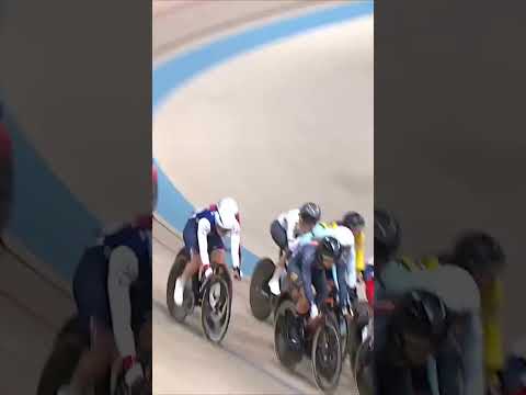 Race neutralised 😳 A dramatic crash in the Women’s omnium elimination race.