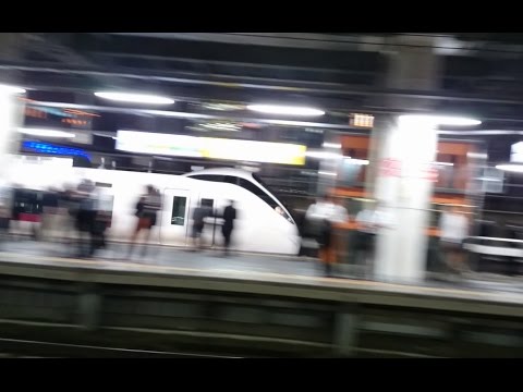 夜の帰宅通勤ラッシュ時の新橋駅を掻き分けるように通過していく上野東京ライン常磐線上り特急ひたちE657系