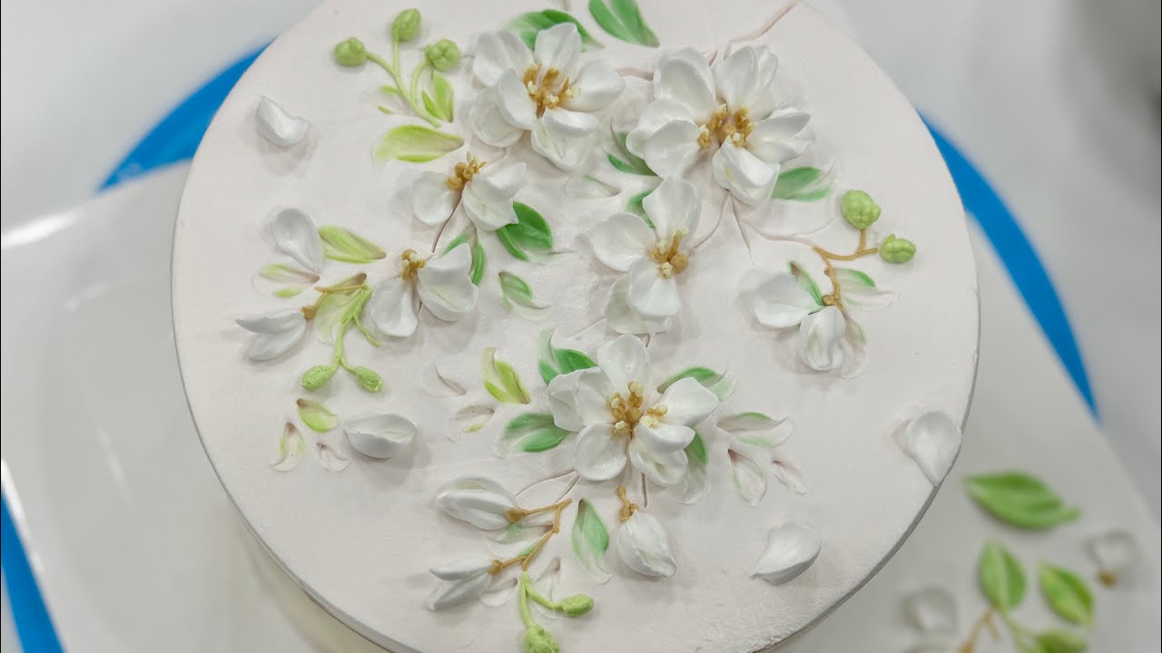 Процесс рисования яблоневых цветов на торте / 