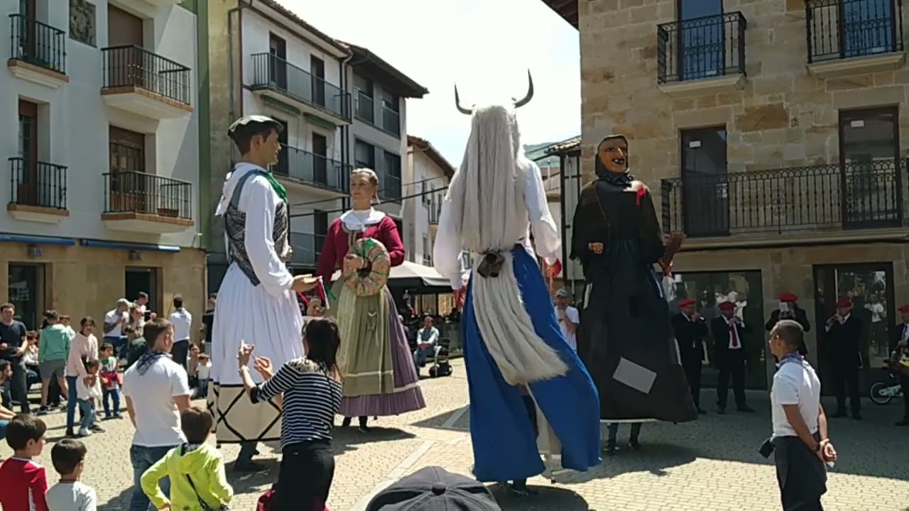 2022-5-7 Altsasuko parte zaharreko festak. Erraldoien dantza. Kintoak, Momotxorro eta Sorgine