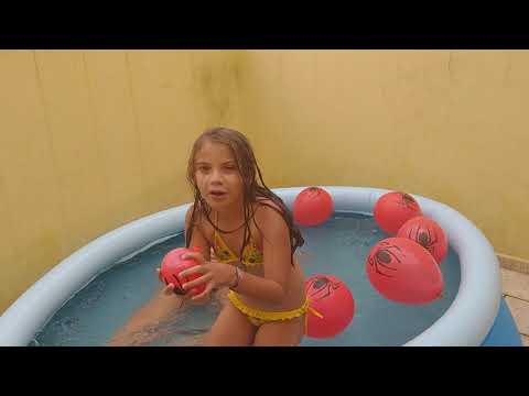 DIVERSÃO NA PISCINA, Bexiga do Homem aranha na piscina - Minha mãe deixa! ▶5:03 