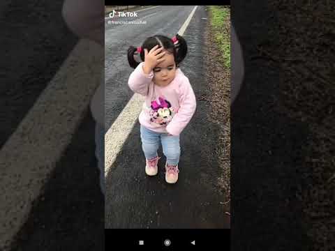 Niña bailando tik tok