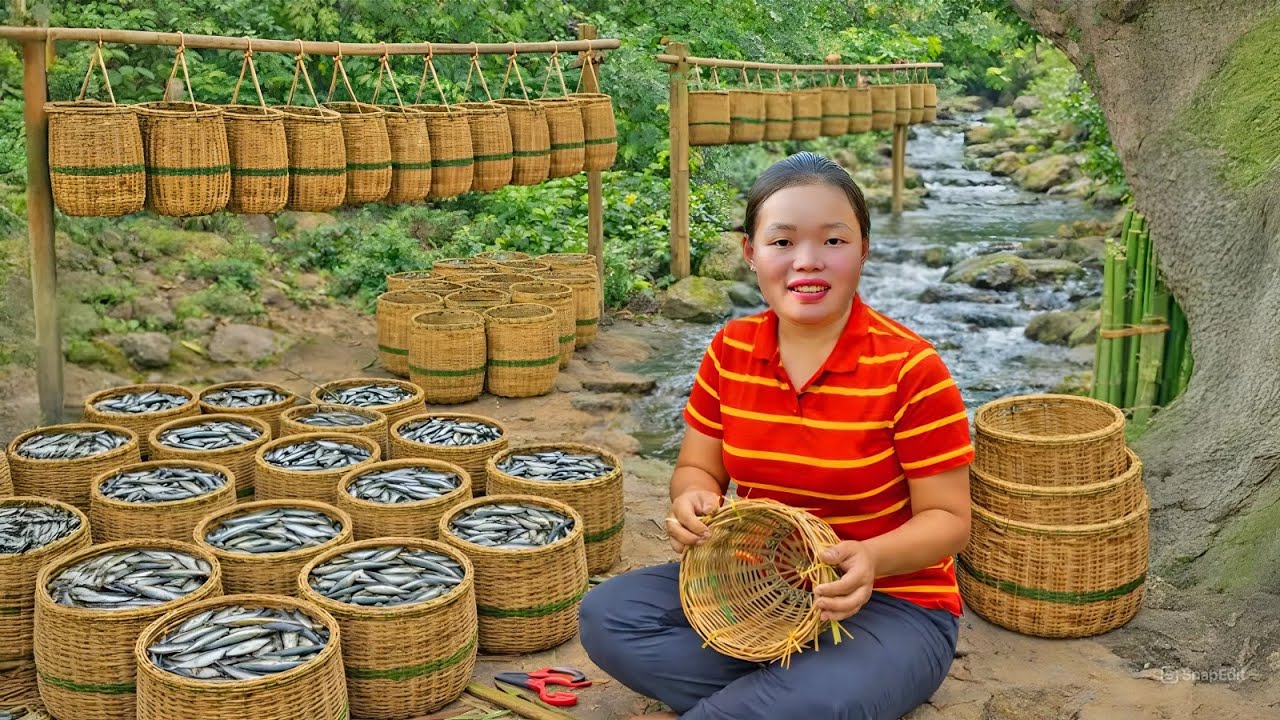 How to Weave Bamboo Baskets for Catching Stream Fish - Life in the Forest | Trieu Mai Huong