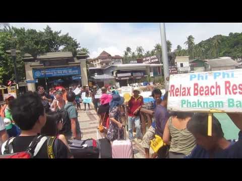 Koh Phi Phi Hafen - Kampf durch die Verkäufer :-)