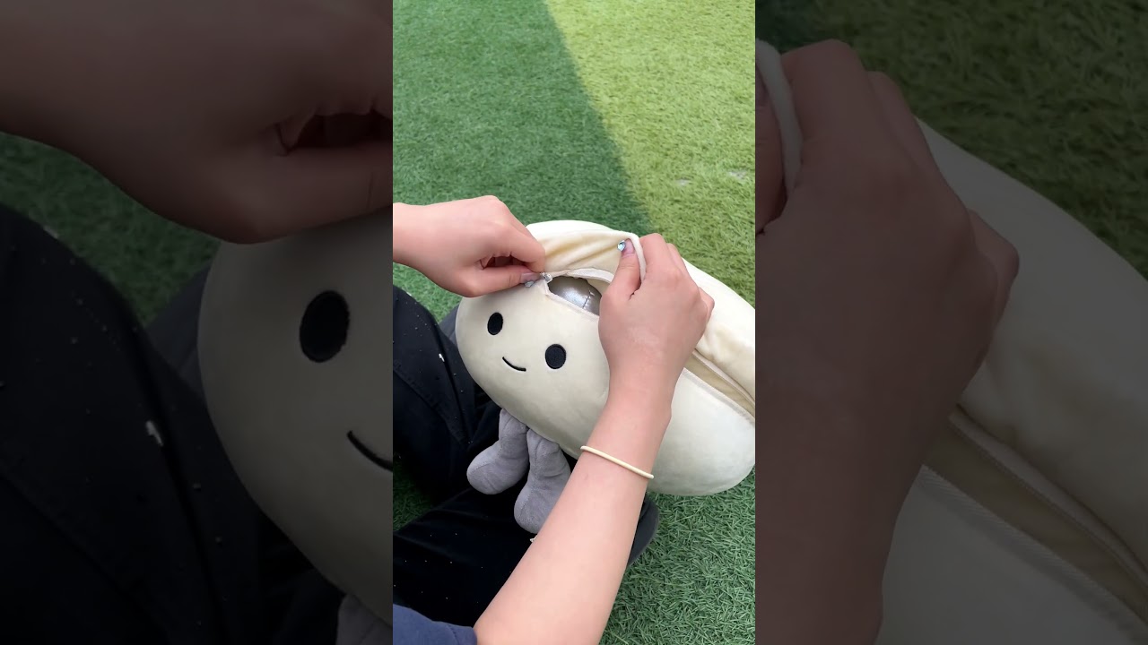 Представьте, что вы даете ей эту плюшевую игрушку и просите ее расстегнуть... 