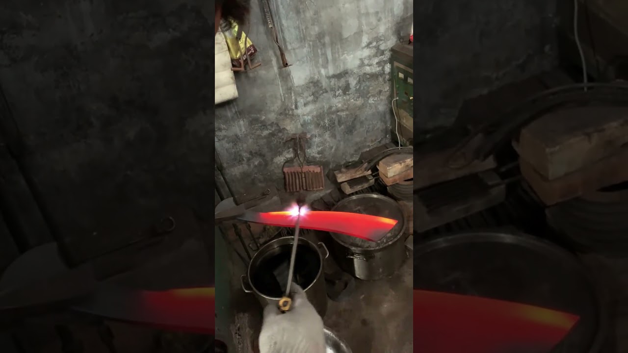 금속 열처리 공정: 긴 칼날 화염 가열 및 담금질 경화 과정