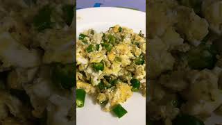 Egg with lettuce and green chilli