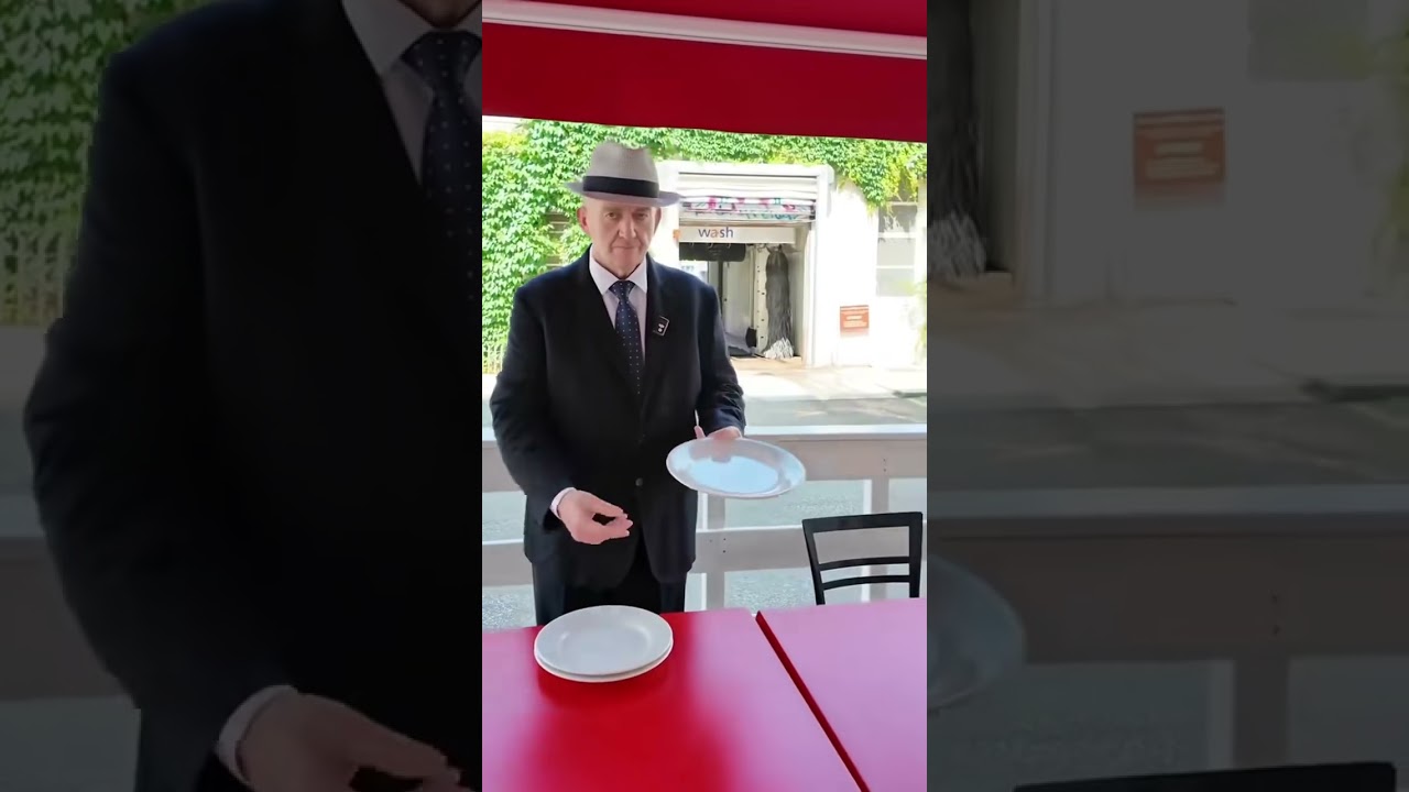 🎩 Comment porter trois assiettes à l’ancienne – l’art du service 🇮🇹