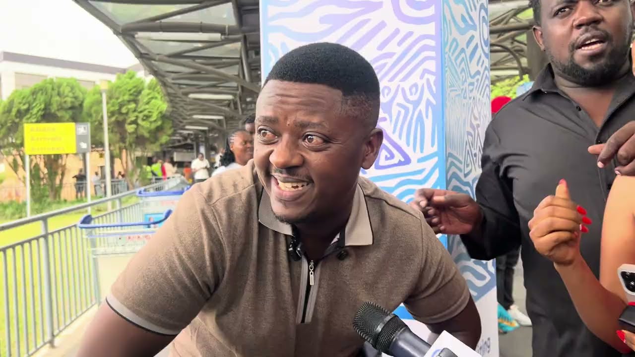 Samusure yageze Kigali kuri Airtport Yakiriwe nabantu beshi naba star  bakinana film 