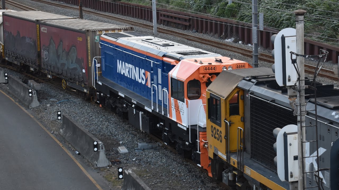 DC 4444 on Train 220 bound for Australia (HD)