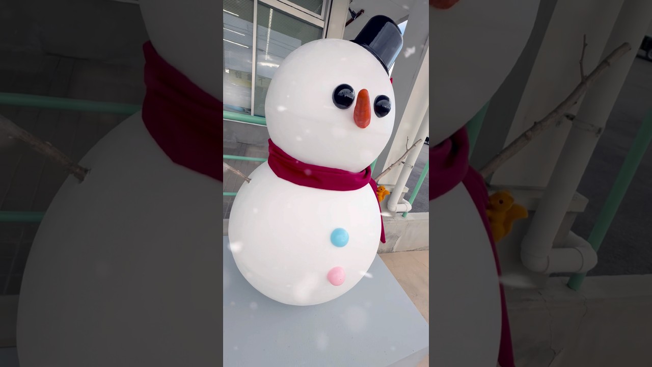 会社の正面に雪だるまが登場しました⛄️ - YouTube