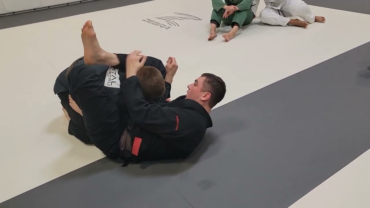 Удушающий приём «Закрытый гард — К-гард» с треугольником — стиль Тайнань Дальпра