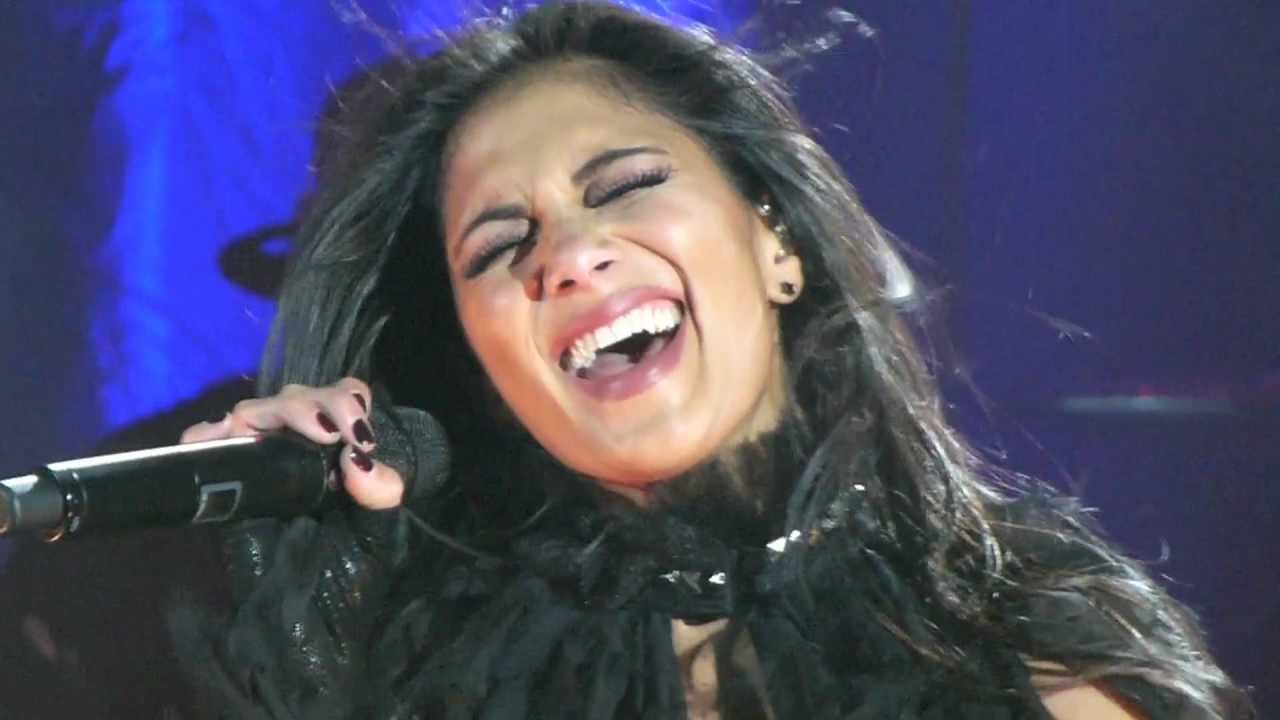 Nicole Scherzinger - 19/02/12 LONDON Hmv Hammersmith Apollo (Try with me)
