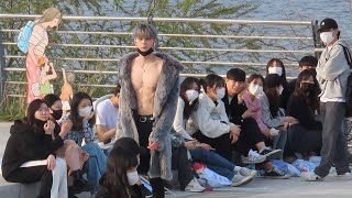 옷 벗고 모델 워킹하면 얼마나 시선을 받을까?? 덕출이