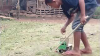 Truk ayam  oleng disaat hujan