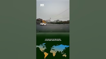 Ô tô con bị xe tải tông vỡ đầu, cư dân mạng tranh cãi đúng sai #shorts