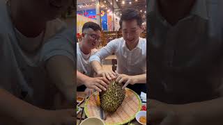 Nguyễn Phi Hùng lần đầu ăn Sầu riêng nướng