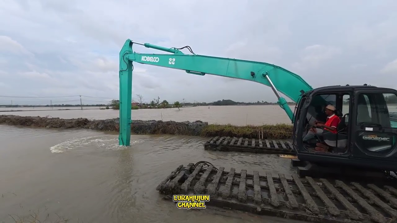 IKUTI PERINTAH KDM NORMALISASI PENYEBAB BANJIR/DI TINJAU LANGSUNG BBWS DINAS PU...