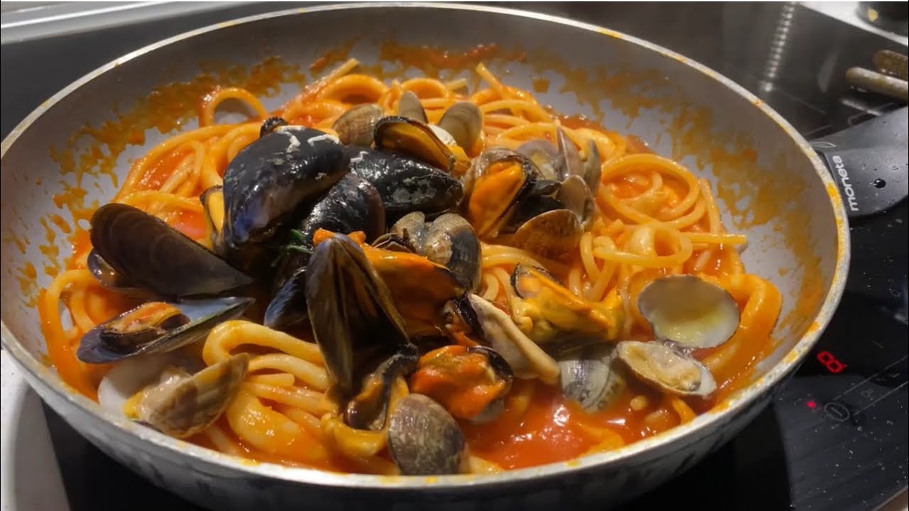 Spaghetti ALLO SCOGLIO - Ricetta facile e veloce 🎄 - YouTube
