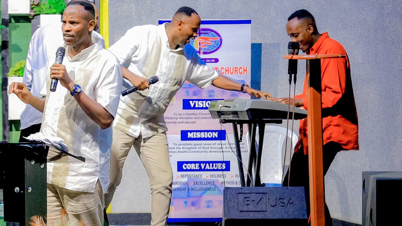 KIRIKI MWIJAMBO RY' IMANA WOWE WIBWIRA YUKO UKOMEYE WAKOMEJE INDE HAMWE NA PIANISTE AIMABLE