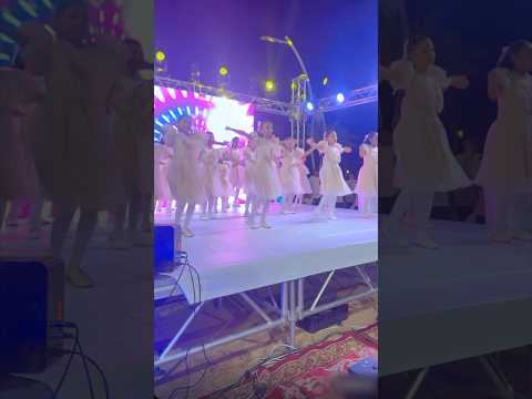 انا طفل على خلق