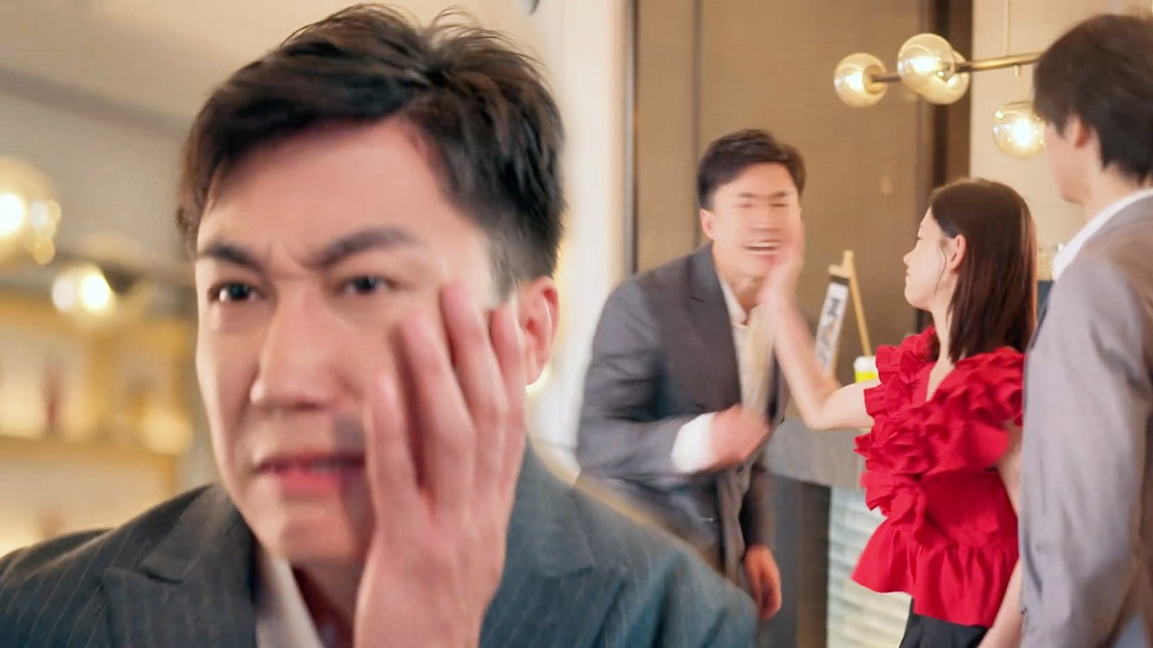 Жена публично отвесила своему неверному мужу несколько пощёчин