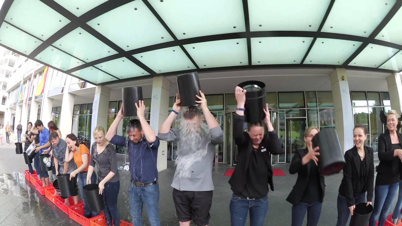 ALS Icebucket Challenge im Scandic Berlin Potsdamer Platz