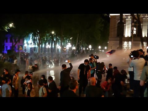 9 აპრილის ქუჩაზე \"სპეცრაზმი\" მშვიდობიანი დემონსტრანტების წინააღმდეგ წყლის ჭავლს იყენებს 30.4.2024